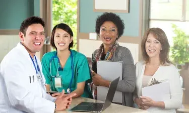 公共卫生 Nurse with 医疗保健 Team Smiling in Clinic